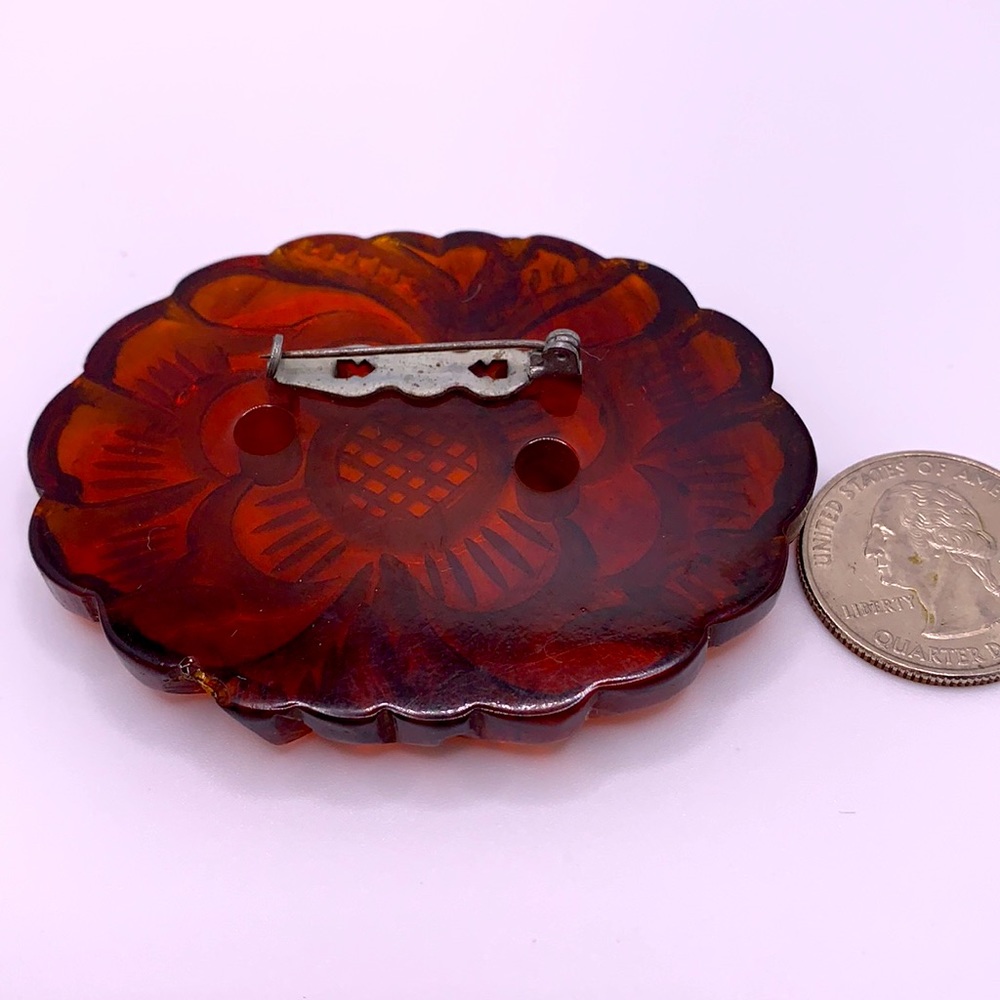 Bakelite Chinese Primrose Motif Brooch, Large - Picture 2 of 2